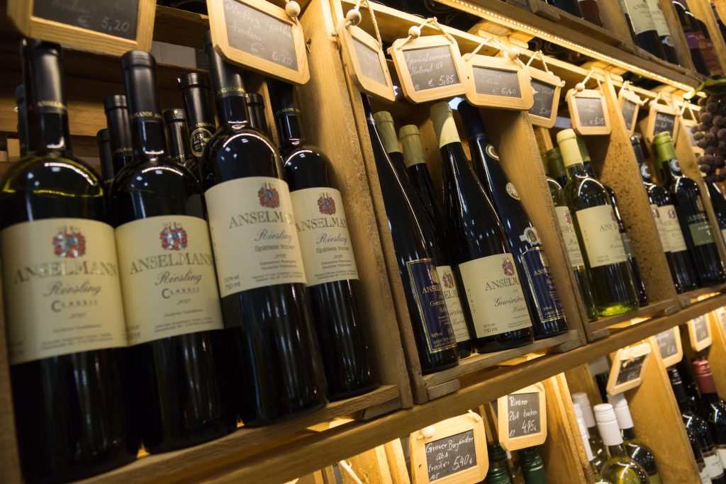 Rot-Weiss-Wein- Rotwein und Weisswein, Riedmann Getränke